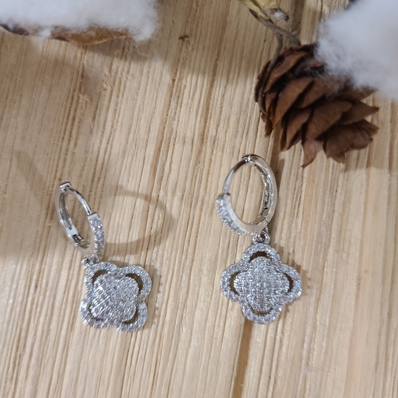 🍀🍀NEW🍀🍀 EXQUISITE!! CZ Clover Dangle Earrings in SILVER Plating - Picture 11 of 15